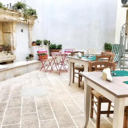 Palazzo Salia לינה וארוחת בוקר לצ'ה